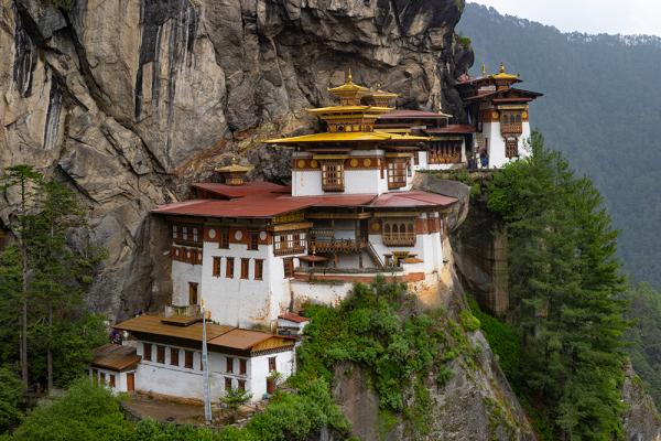Bhutan: A Reader's Guide to Land of the Thunder Dragon