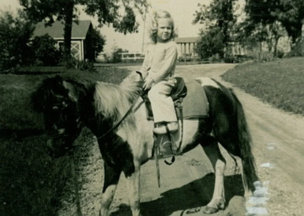 Birth and Childhood on the Farm (1936-1940s)